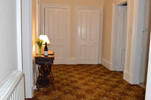 Budget apartment accommodation in Dunoon Sleeps 5 in 2 bedrooms