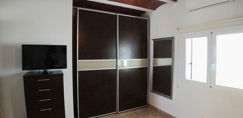 SUNNY HOUSE, GARDEN, SWIMMING POOL, 1 MINUTES FROM FOUR BEACHES WALKING
