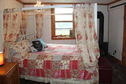Lovely English Log Cabin near Hill City SD "Ribchester at North Crossing