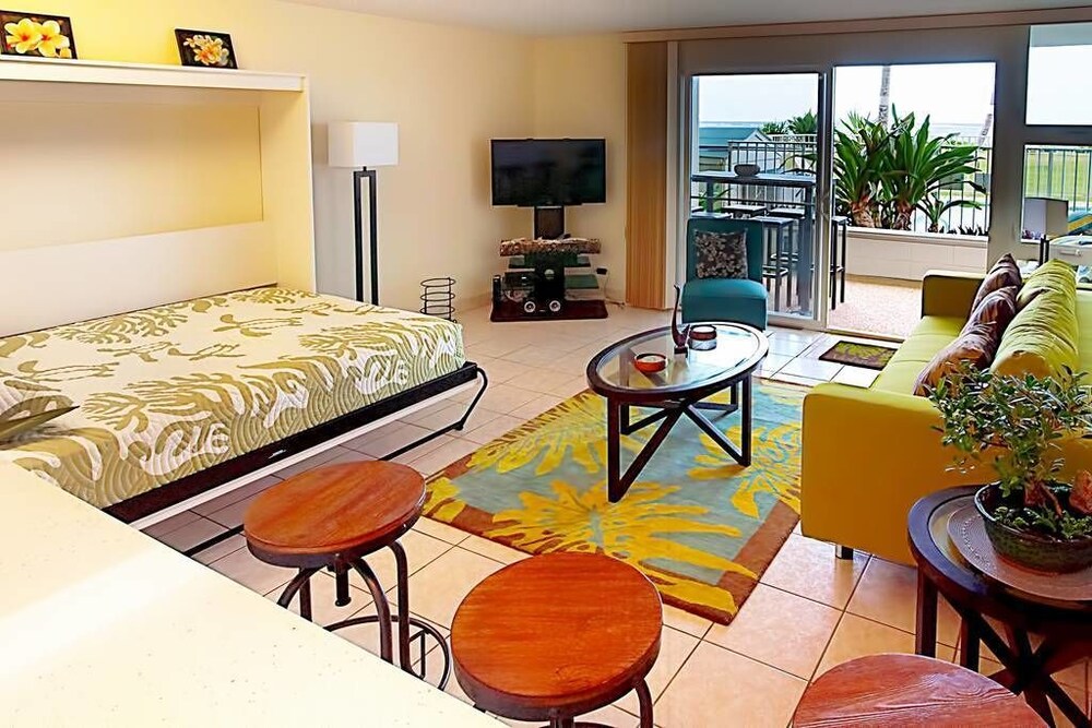 Luxury Condo, Multiple Beds, Non Smoking, Ocean View - Living Area