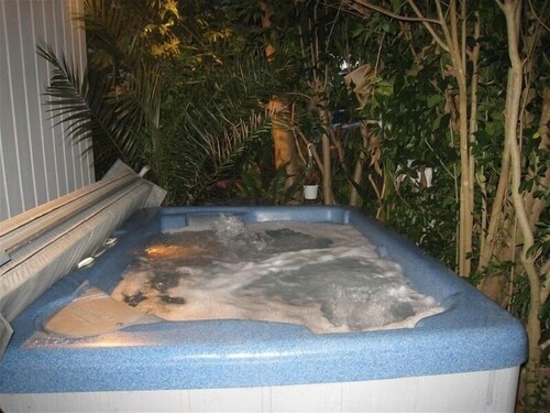 Hot Tub/Sauna/Jacuzzi/Pets/Electric Fireplace/15 Min to Golden Gate Bridge