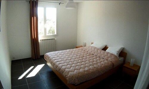 Sud Ardèche , Maison sur grand terrain boisé clos Piscine privée, très calme
