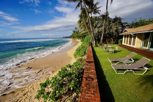 Oceanfront Home on White Sand Beach (legal licensed short stay)