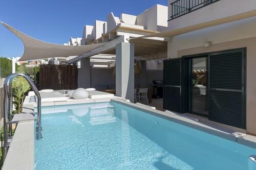 House with private pool, ideal for families and friends.