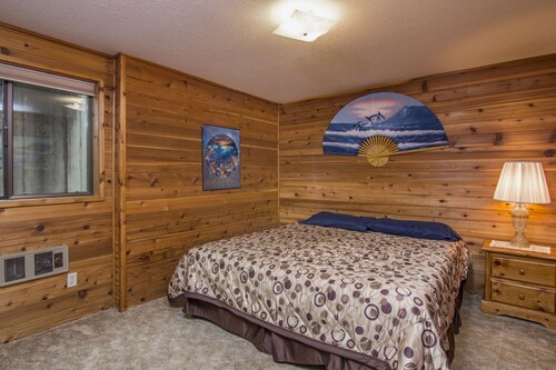 BOATDOCK W/2 SLIPS,WATER TRAMPOLINE, FLOATING ISLAND,SHUFFLEBOARD,GAMEROOM