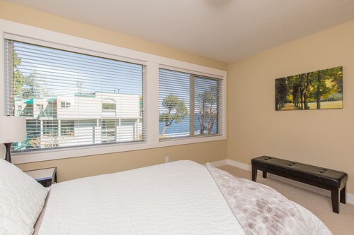 Van. Island Paradise..HEATED POOL , HOT TUB, TENNIS COURT