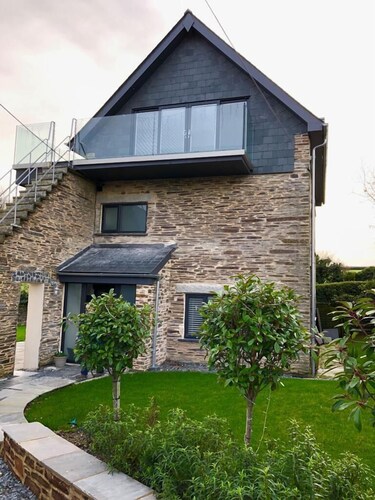 Cozy Coaching Cottage - Boutique/Contemporary Styled