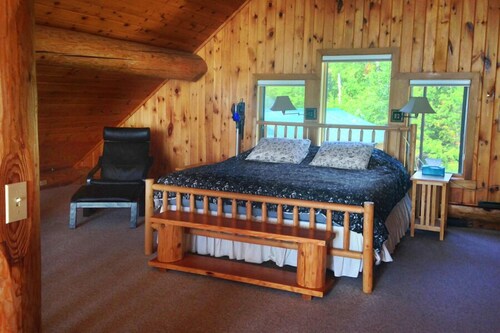 Luxurious Log Cabin on Lake Superior