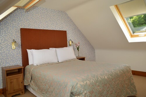 Luxury property sleeping 14 with extensive garden, sauna and hot-tub near Dunoon