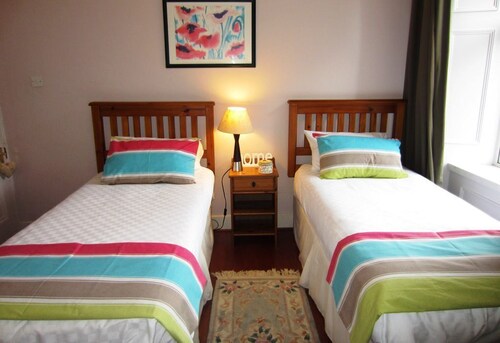 Shorefront apartment with private parking 200m town centre Dunoon, sleeps 6, pet friendly
