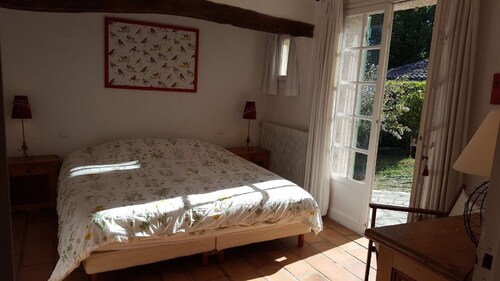 "Le Mas La Grange" maison de charme piscine chauffée proche du lac et de la mer