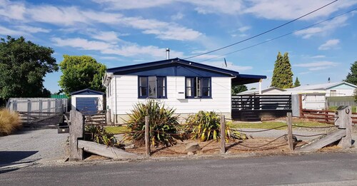 Twizel Character Hydro Home (kiwi bach)