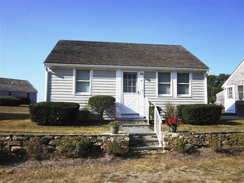 Quaint Wellfleeter Cottage on Mayo Beach with 400 feet of private beach