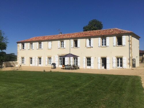 Maison familiale avec grand jardin, piscine et tennis
