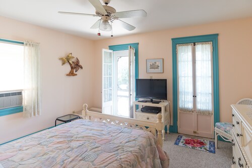 Beach block, Victorian House, A/C, washer/dryer