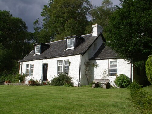 Dubh Loch Cottage on the banks of Loch Lomond. Large garden and stream