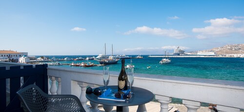 Mykonos Old Harbor Suite