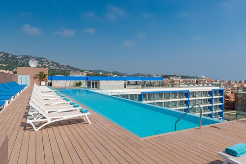 L’Azure Hotel