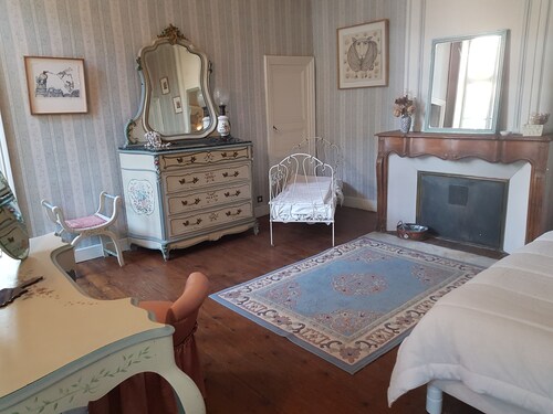 Château médiéval du XIV siècle Sud Aveyron grand parc 8 chambres 16 couchages