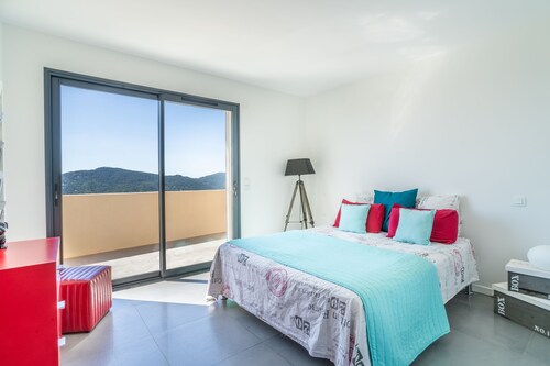 Villa spacieuse vue mer et montagne, jardin de 1600m2, classé 5*