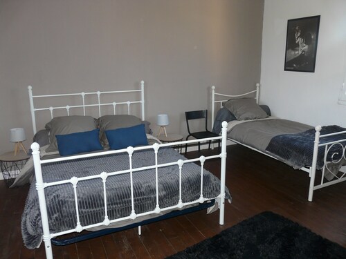 GITES LES 7 ROCHES 6 couchage aux EYZIES DE TAYAC