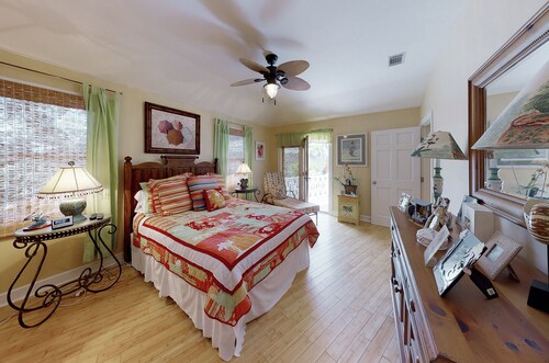 Beachfront Oasis, 4 Bedroom, 3.5 Bath House Steps from the Water