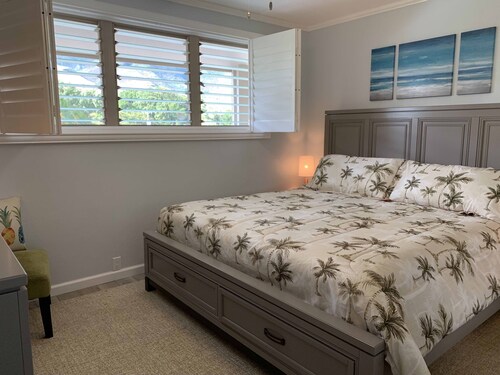 ‘Aloha Kai’ Oceanfront on Molokai, Top Floor, Modern, Peaceful Comfort, Pool