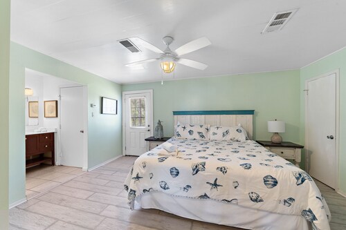 Quick Walk to Beach - Two Living Spaces-Massive Backyard-4 Decks - Walk to Beach
