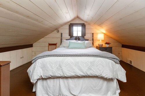 Historic, Yet Modern Carriage House Loft Apartment Nestled In Lancaster County.
