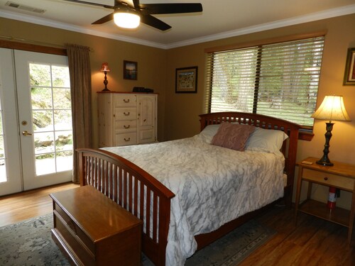 Beautiful Creekside Home in Mariposa Pines Close to Yosemite.