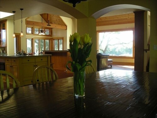 33 Acre Sonoma Estate W/Lake,Beach,Tennis,Pool,100' Water Slide