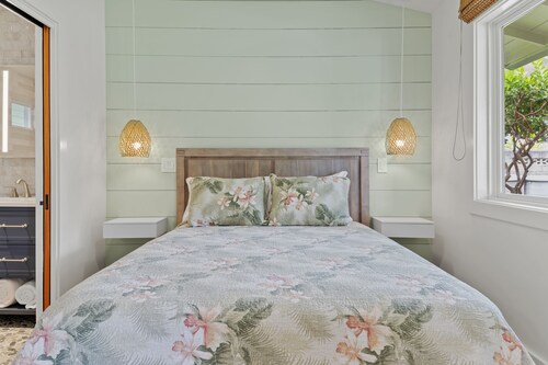 Quaint Tropical Cottage w/Pool, Lanai & AC, Walk to Beach: Lanikai Ohana Hale