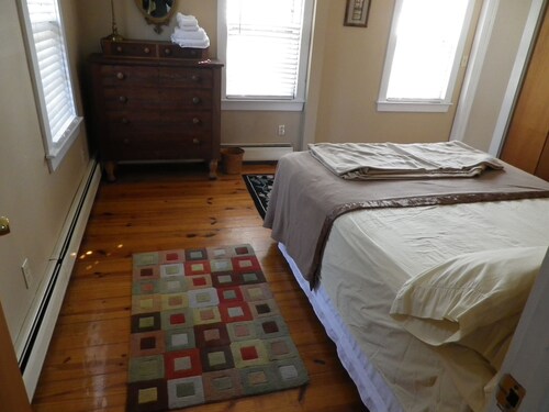 Historic 2 Bedroom (sleeps 6) Tastefully Decorated, ~AC~Apartment