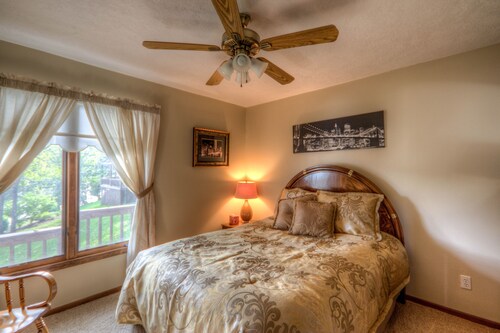 LOZ Family Fun Lakefront Vacation Home #1, 5000sf, 6 bdr, 4 bath (1 is ADA)
