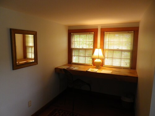 Historic 3rd floor 1 Bedroom (Sleeps 4) Tastefully Decorated, ~AC~apartment