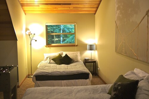 Sasquatch Mountain Hideaway, 3 Bed, 3 Bath W/ Sauna, Hot Tub, Firepit & WiFi