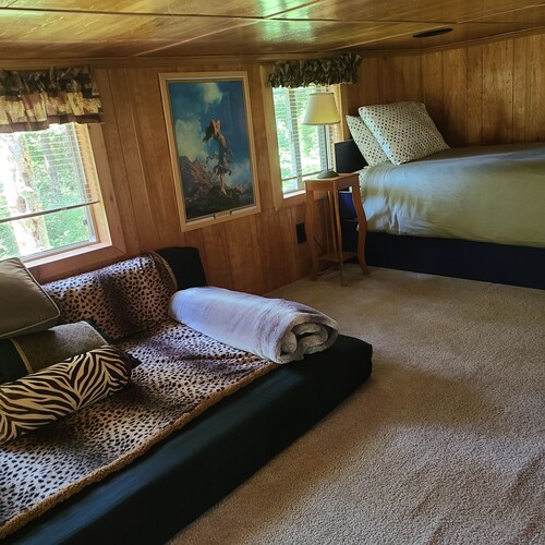 Walk to Shark Reef Sanctuary. Eagles, Whales, Seals & Sunsets. Private Hot Tub.