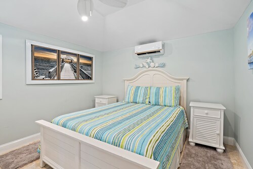 Key West Charm! Less the 200 feet to sister property 401312.