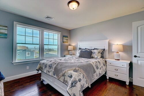 Immaculate New Large Vacation Home! Walk To Beach, Ocean Views, Ac, Sleeps 30!