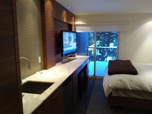 STUDIO WITH FOUR SEASONS FINISHES