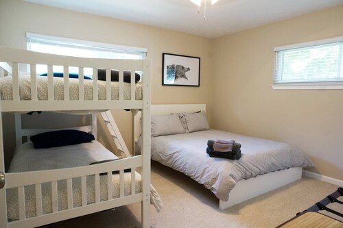 Spacious Luxurious House Perfect for BIG Groups with a POOL