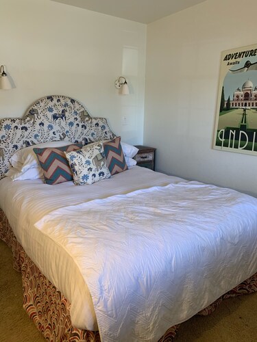 Private house with vineyard on wine trail, pool, bocce & wifi.