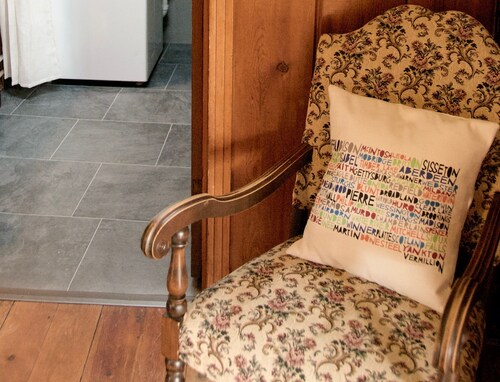 Quaint, updated 1940s-era cabin. Sleeps 4-6. Walking distance to Canyon Lake.