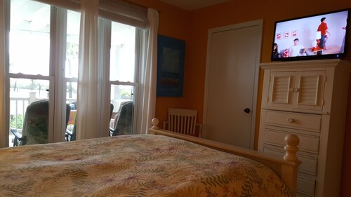 Beautifully decorated townhome just steps from the beach. Free High Speed Wi-Fi