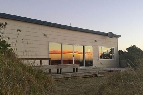 Magical Beachfront Kiwi Bach