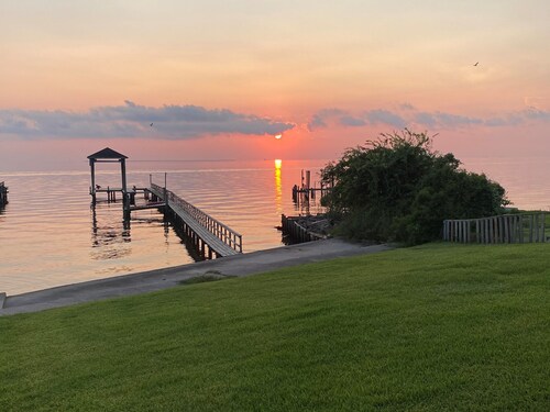 3600 Sqft Waterfront Home with 250 ft Pier & Beautiful Views of Galveston Bay