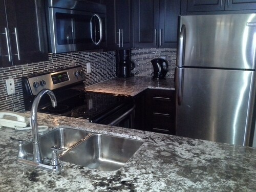Whistler Upper Village Executive Condo *sleeps 4* Ski In/Ski Out