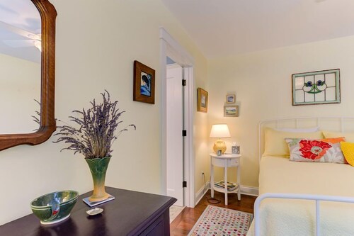 Great Location in Downtown Leland- Walk to the Beach from Northern Lights