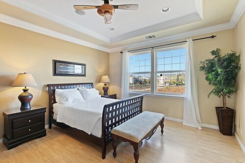 GORGEOUS ESTATE SURROUNDED BY VINEYARD &TAKE GREAT PANORAMIC PHOTOS IN LIVERMORE