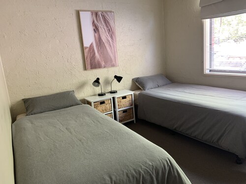 Lake Frontage, newly renovated 3 bedroom 2 bathroom apartment